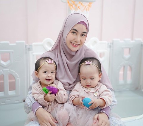 Family Goal! Portrait of Anisa Rahma and Husband Bringing Their Child to Perform Umrah