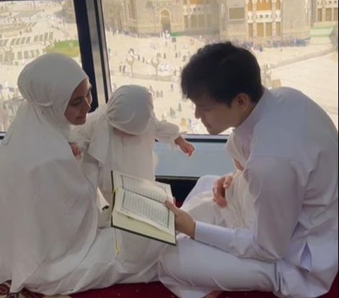 Family Goal! Portrait of Anisa Rahma and Husband Bringing Their Child to Perform Umrah