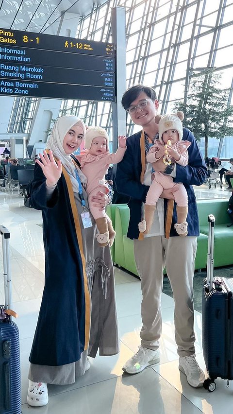 Family Goal! Portrait of Anisa Rahma and Husband Bringing Their Child to Perform Umrah