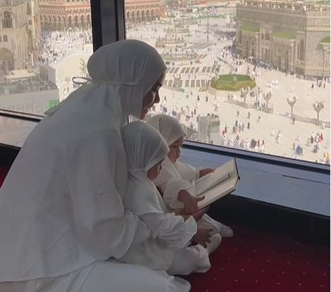 Family Goal! Portrait of Anisa Rahma and Husband Bringing Their Child to Perform Umrah