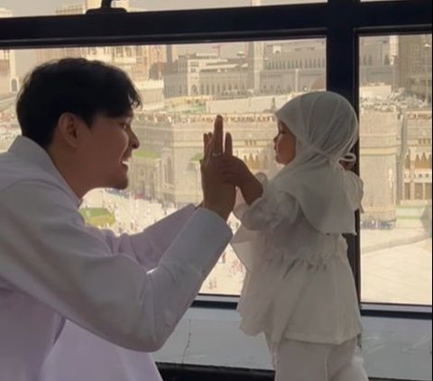 Family Goal! Portrait of Anisa Rahma and Husband Bringing Their Child to Perform Umrah