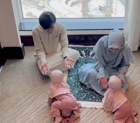 Family Goal! Portrait of Anisa Rahma and Husband Bringing Their Child to Perform Umrah