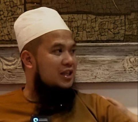 Ashamed of His Daughter's Behavior, Mondy Tatto's Father Cries in Front of Ustaz Derry Sulaiman, Apologizes to Ebit Lew