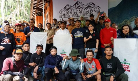 Muhadjir memberikan apresiasi kepada seluruh peserta Aksi Nyata Revolusi Mental Bersih Gunung Gede Pangrango yang sebagian besar adalah anak muda usia produktif.<br>