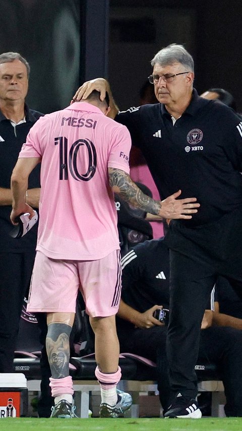 Karena cedera, Messi terpaksa keluar lapangan saat Inter Miami berhadapan dengan Toronto FC pada duel di Stadion DRV PNK, Kamis (21/9/2023) pagi.<br>