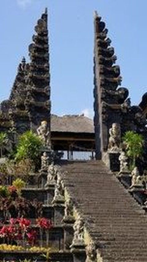 Turis Terbantu Buku Panduan Do's and Don'ts Berlibur di Bali, Usul Ditempel di Tempat Umum Agar Efektif<br>