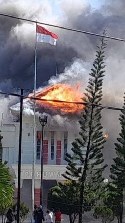 Kantor DPRD dan Bupati Pohuwato Gorontalo Dibakar Massa