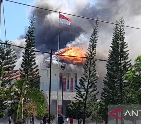 Kantor DPRD dan Bupati Pohuwato Gorontalo Dibakar Massa