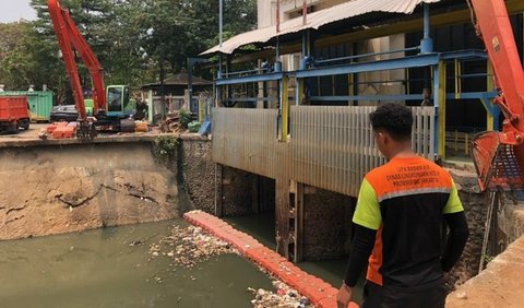 Petugas operasional di Pintu Air Manggarai, Eboni (27) menjelaskan, debit air memang sedang berangsur surut karena kemarau.<br>