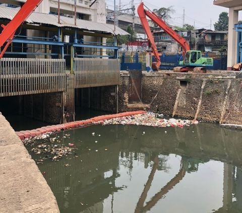 Musim Kemarau, Terungkap Ini Para 'Penghuni' Dasar Sungai Ciliwung