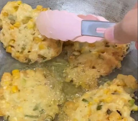 The Key to Keeping Corn Fritters Crispy Even When Cold