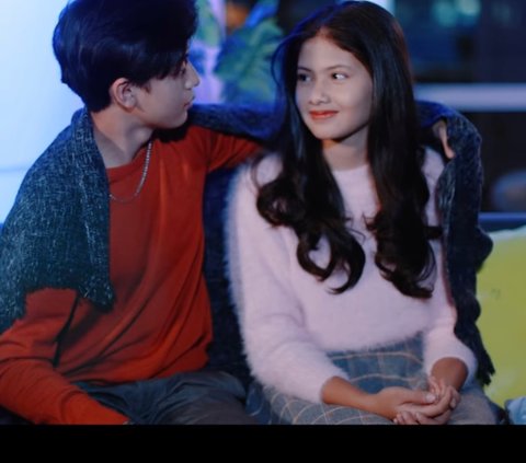 Keduanya juga tampil gemas di video klip lagu ini. Tampak kisah cinta remaja antara Basmalah Gralind dan Raden Rakha.