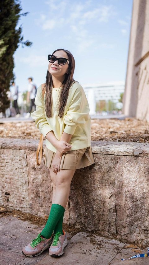 Cute Outfit of Nagita while Exploring Spain in a Korean Schoolgirl Style