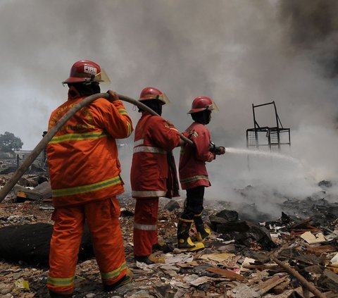 Petugas pemadam kebakaran masih berjibaku melakukan pemadaman api yang menghanguskan rumah-rumah semi permanen dan lapak barang bekas di Bintara Jaya, Bekasi, Jawa Barat, Kamis (21/9/2023).<br>