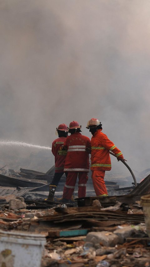 Dari lapangan terpantau sejumlah petugas pemadam masih terus berupaya melakukan penyemprotan air ke titik-titik api yang berkobar.