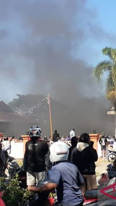 Kantor Bupati dan DPRD Pohuwato Dibakar, Pendemo Tuntut Ganti Rugi Lahan Tambang