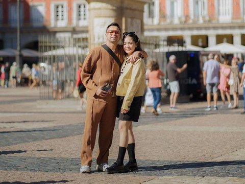 Cute Outfit of Nagita while Exploring Spain in a Korean Schoolgirl Style