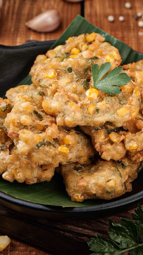 The key to keeping corn fritters crispy even when they are cold