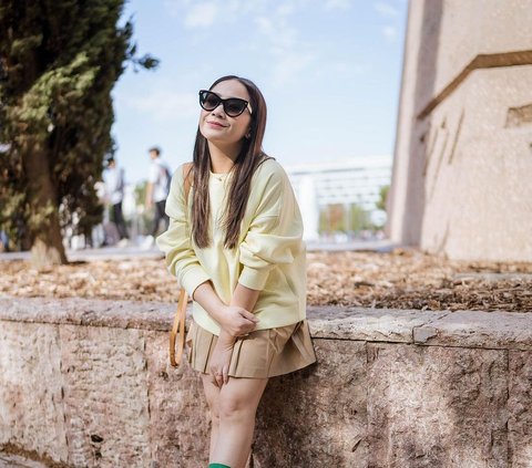 Cute Outfit of Nagita while Exploring Spain in a Korean Schoolgirl Style