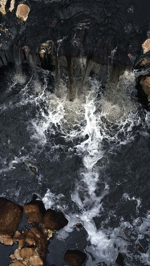 Tak cuma menghitam, air di Curug Parigi juga berbusa dan menimbulkan bau tak sedap.