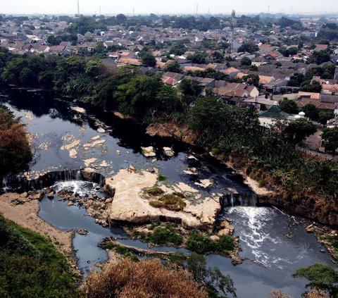 FOTO: Airnya Hitam dan Bau, Begini Potret Miris Curug Parigi di Bekasi yang Dulunya Indah Kini Tercemar Limbah