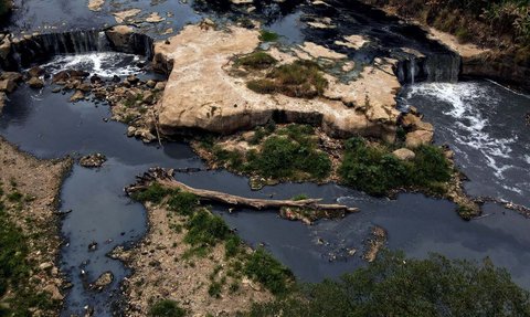 FOTO: Airnya Hitam dan Bau, Begini Potret Miris Curug Parigi di Bekasi yang Dulunya Indah Kini Tercemar Limbah