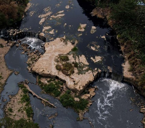 FOTO: Airnya Hitam dan Bau, Begini Potret Miris Curug Parigi di Bekasi yang Dulunya Indah Kini Tercemar Limbah