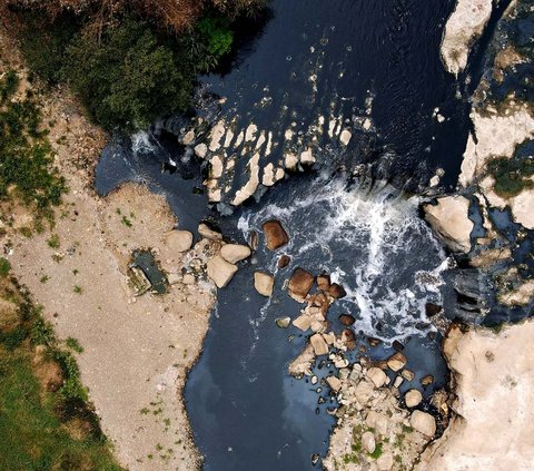 FOTO: Airnya Hitam dan Bau, Begini Potret Miris Curug Parigi di Bekasi yang Dulunya Indah Kini Tercemar Limbah