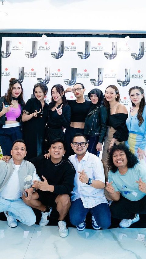 Potret Denny Caknan Bersama Sang Istri Bella Bonita dan Happy Asmara, Netizen 'Adem Banget'