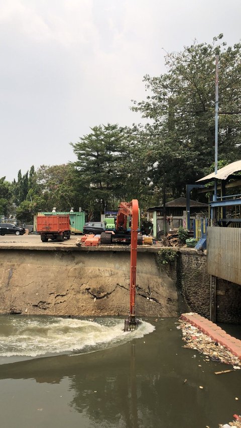 Cerita Petugas: Ada Mayat Tersangkut di Pintu Air Manggarai