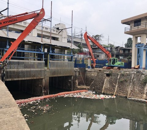 Cerita Petugas: Ada Mayat Tersangkut di Pintu Air Manggarai