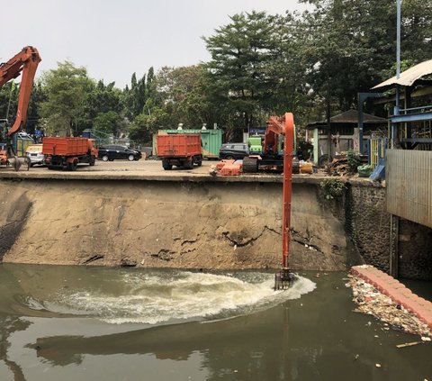 Cerita Petugas: Ada Mayat Tersangkut di Pintu Air Manggarai