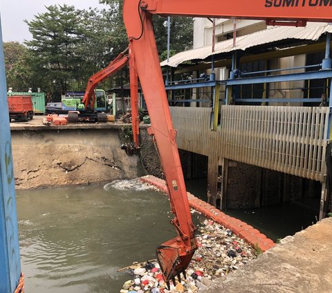 Cerita Petugas: Ada Mayat Tersangkut di Pintu Air Manggarai