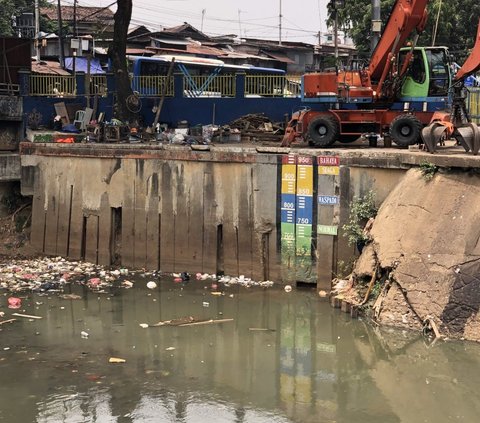 Cerita Petugas: Ada Mayat Tersangkut di Pintu Air Manggarai