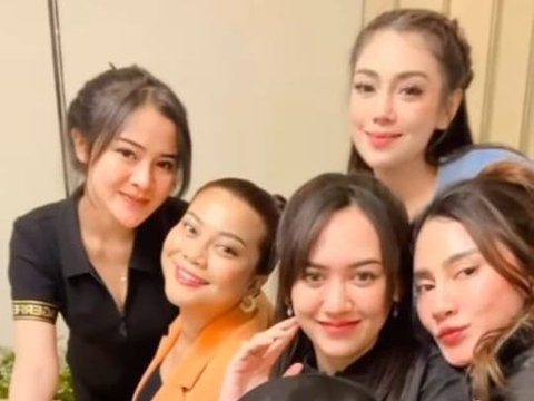 Potret Denny Caknan Bersama Sang Istri Bella Bonita dan Happy Asmara, Netizen 'Adem Banget'