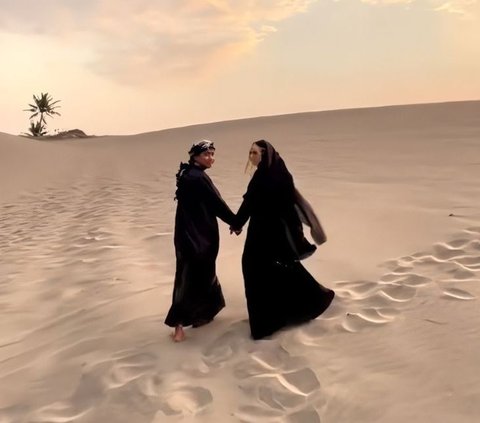 Super Aesthetic Pre-wedding Photos, Mistaken for being in the Saudi Arabian Desert, Turns out to be Located in Jogja