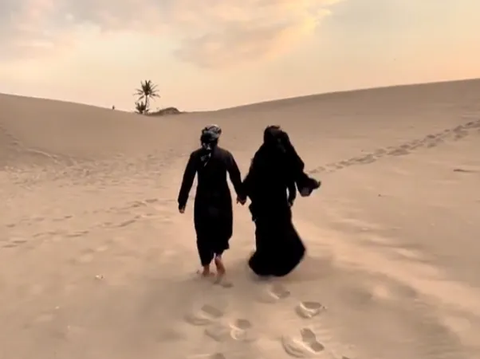 Super Aesthetic Pre-wedding Photos, Mistaken for being in the Saudi Arabian Desert, Turns out to be Located in Jogja