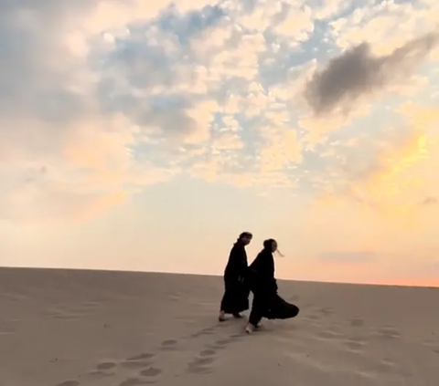 Super Aesthetic Pre-wedding Photos, Mistaken for being in the Saudi Arabian Desert, Turns out to be Located in Jogja