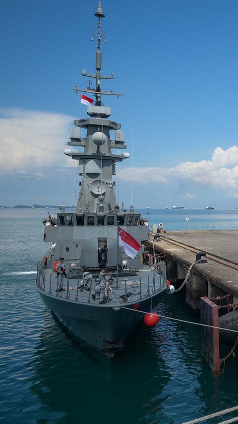 Kapal korvet Singapura merapatkan barisan dalam latihan gabungan ASEX-01 Natuna, Kepulauan Riau, pada Kamis (21/9/2023).