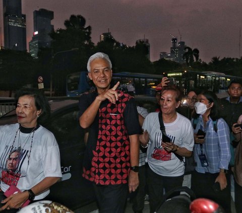 Bacapres PDI Perjuangan (PDIP) Ganjar Pranowo menyambangi para relawannya di Graha Pena 98, kawasan Menteng, Jakarta Pusat, Kamis (21/9/2023). Dalam kesempatan itu, Ganjar menitipkan pesan kepada para relawan pendukungnya jelang Pilpres 2024.