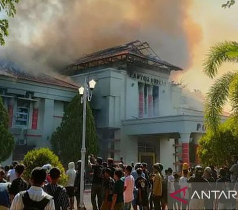 Kondisi Terkini Kantor Bupati Pohuwato Usai Dibakar Massa Tuntut Ganti Rugi Lahan Tambang, 10 Polisi Terluka