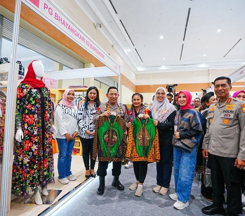 Kapolri Datangi Stand UMKM  Kreasi Bhayangkari: Terus Semangat buat Produk Kebanggaan Indonesia