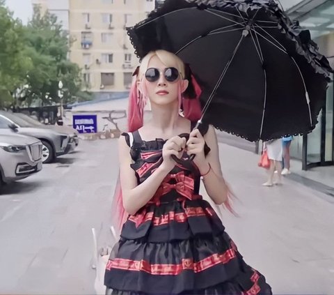 This Man Wears Lolita-style Clothing Every Day, His Wife's Unexpected Response