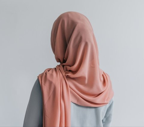 2. Jangan Langsung Mengenakan Hijab saat Rambut masih Basah