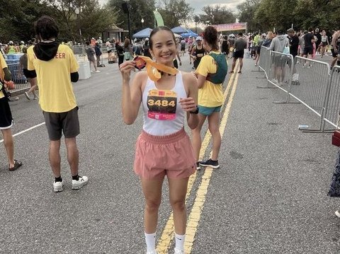 Didukung Oleh Sang Suami, 8 Foto Seru Enzy Storia Saat Ikut Ajang Maraton di Amerika