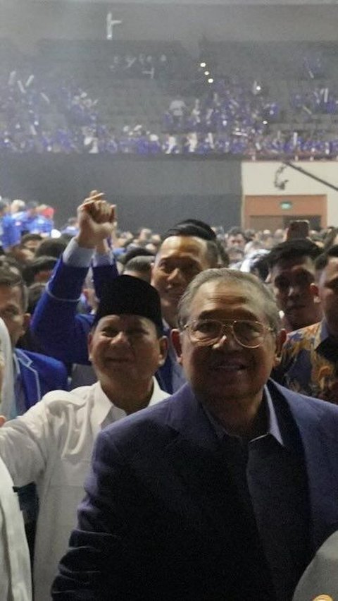 Ribuan Kader Demokrat Nyanyikan Yel-Yel Kemenangan, Prabowo Sampai Beri Hormat