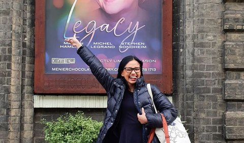 Selain terpilih menjadi princess disney, Monda juga menjadi orang Indonesia pertama yang pernah tampil di Teater West End, London, Inggris.