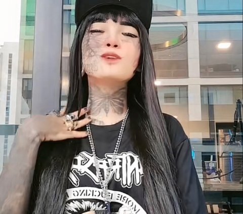 Putuskan Lepas Hijab Usai Hijrah, Intip Potret Terbaru Mondy Tatto Wanita Punk yang Tato di Mata