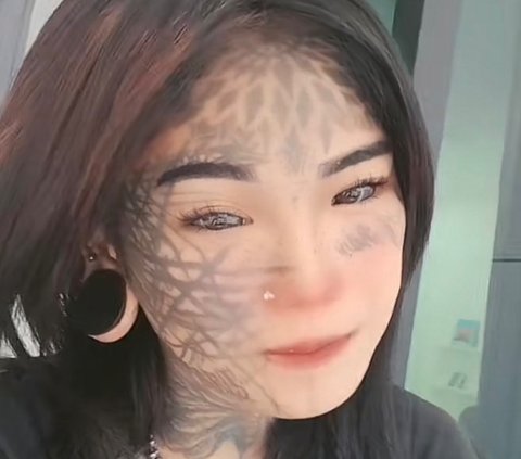 Putuskan Lepas Hijab Usai Hijrah, Intip Potret Terbaru Mondy Tatto Wanita Punk yang Tato di Mata