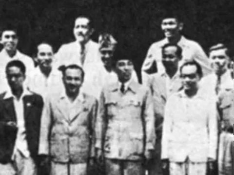 Foto Lawas Pemerintahan Pertama Soekarno-Hatta Kabinet Presidensial Tahun 1945, Presiden Berdiri Gagah di Antara Para Menteri